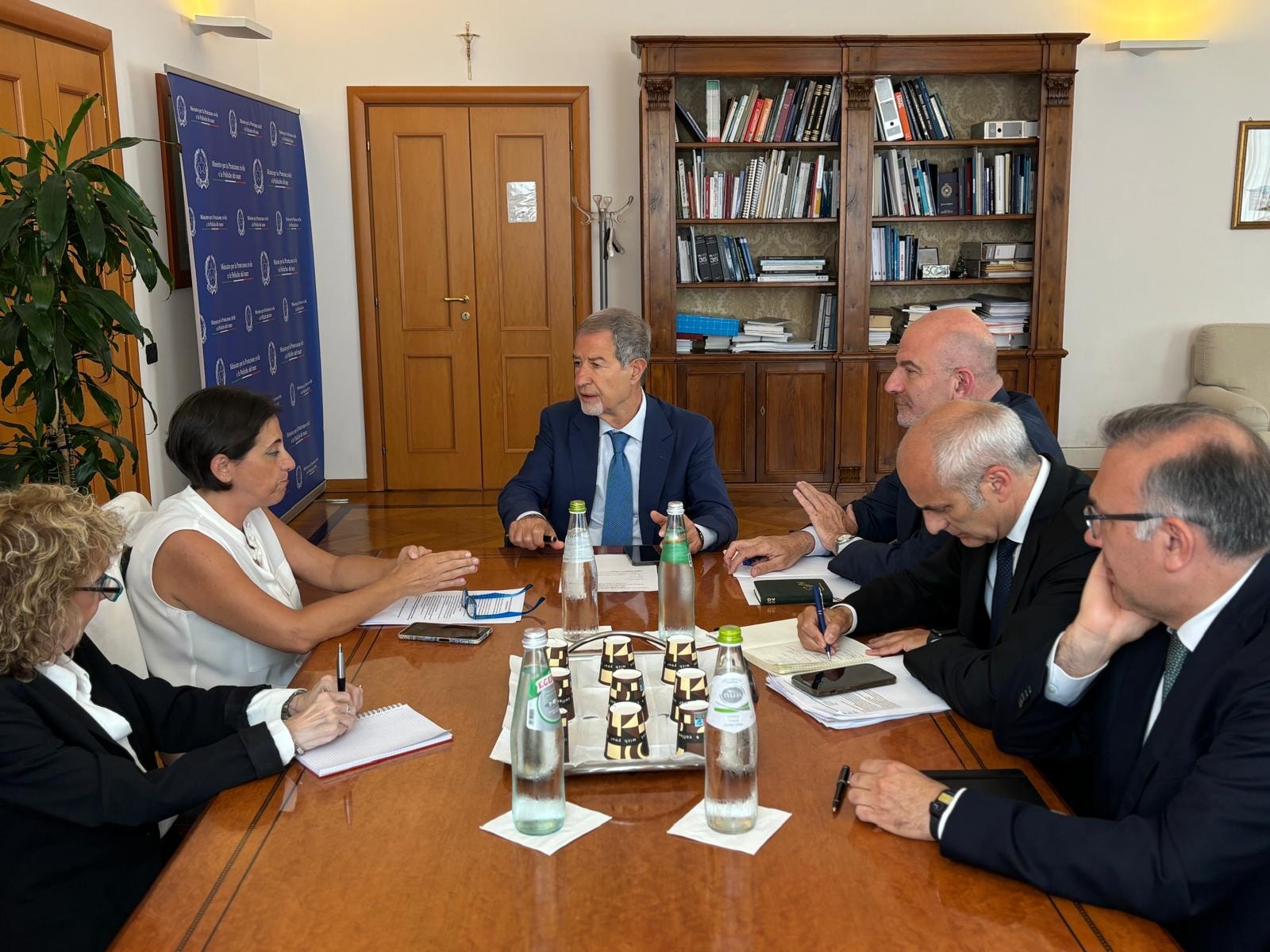 Pozzuoli, Campi Flegrei: il ministro Musumeci riceve gli sfollati e scarica le responsabilità sulla Regione Campania e gli enti locali