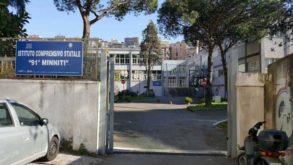 Napoli, Fuorigrotta: giocavano a pallone nel cortile della scuola media “Tito Minniti”. Fermati dalla polizia e trattati come delinquenti