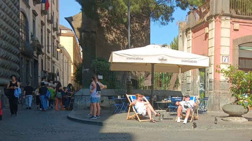 Napoli, sedie sdraio a Piazza del Gesù cuore della città d’arte. La consigliera Muscarà: “Mancano solo una piscina gonfiabile ed i lettini”