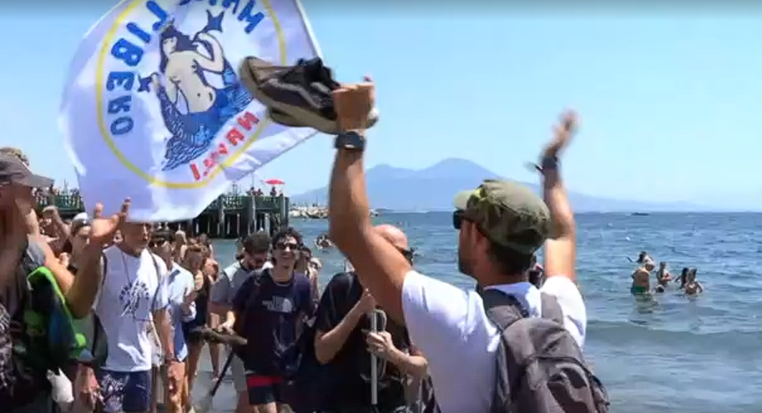 Napoli, presidio di lotta a Posillipo per il diritto di accesso al mare contro la delibera del sindaco Manfredi che legittima il numero chiuso