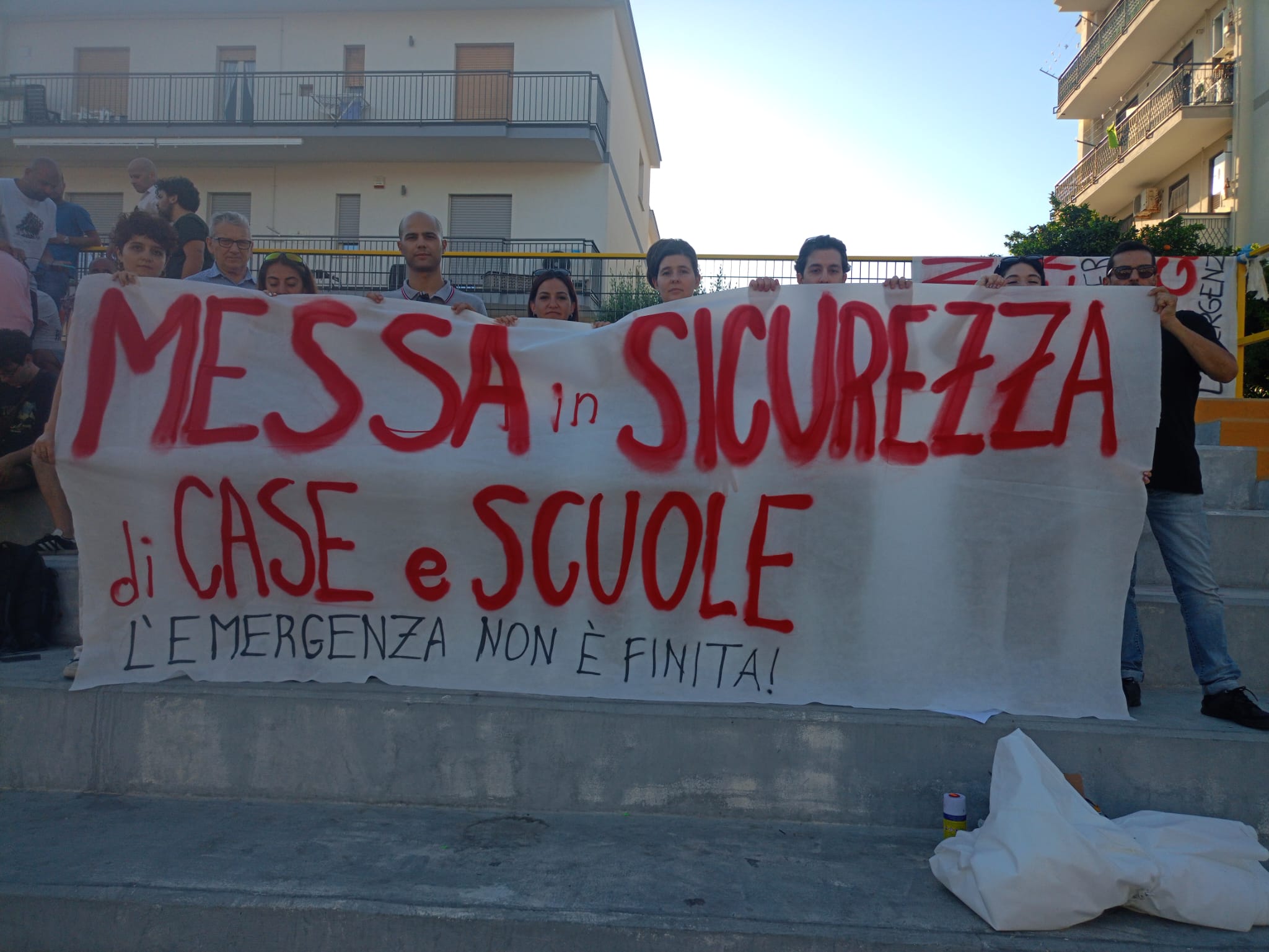 Pozzuoli, spuntano striscioni contro il governo: “l’emergenza non è finita. Messa in sicurezza di case e scuole”