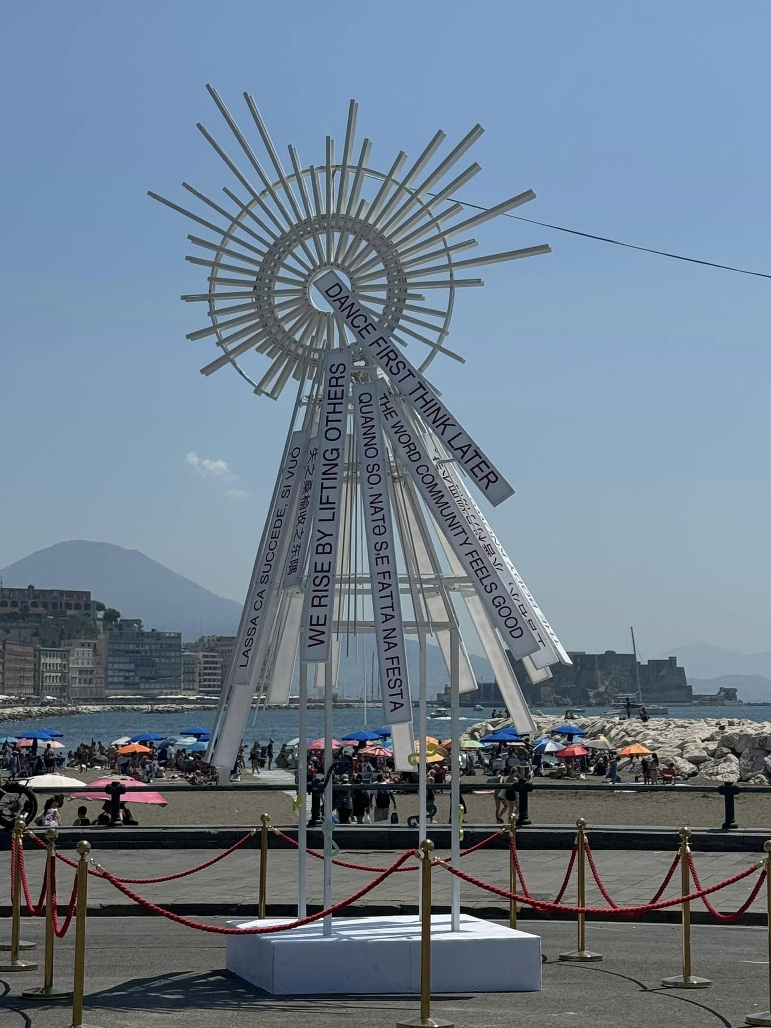 Napoli, le ‘marchette’ della giunta Manfredi: spesi 200 mila euro per un’altra sedicente opera d’arte sul lungomare