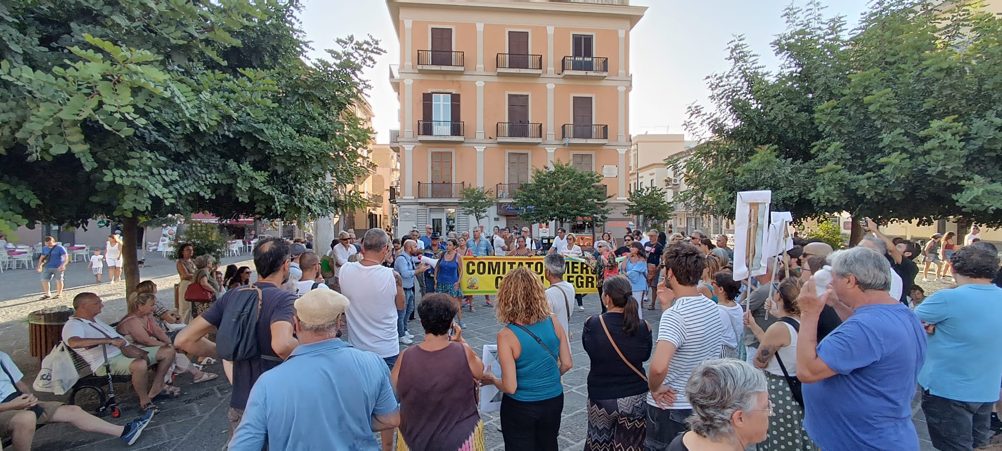 Bradisismo, corteo e assemblea a Pozzuoli: “più fondi per mettere in sicurezza antisismica case e scuole. Tagliare le spese militari”