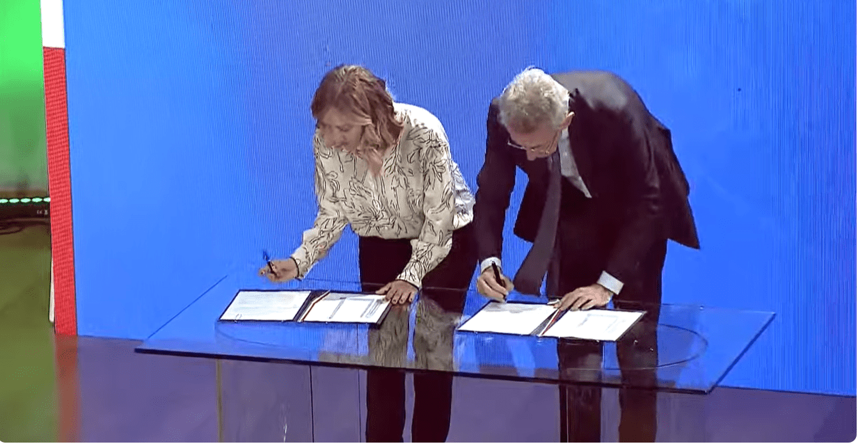 Napoli, Meloni e Manfredi firmano l’intesa sulla rinascita di Bagnoli. La premier ai manifestanti: “ha sbagliato chi ha fatto solo promesse e assistenzialismo in passato”