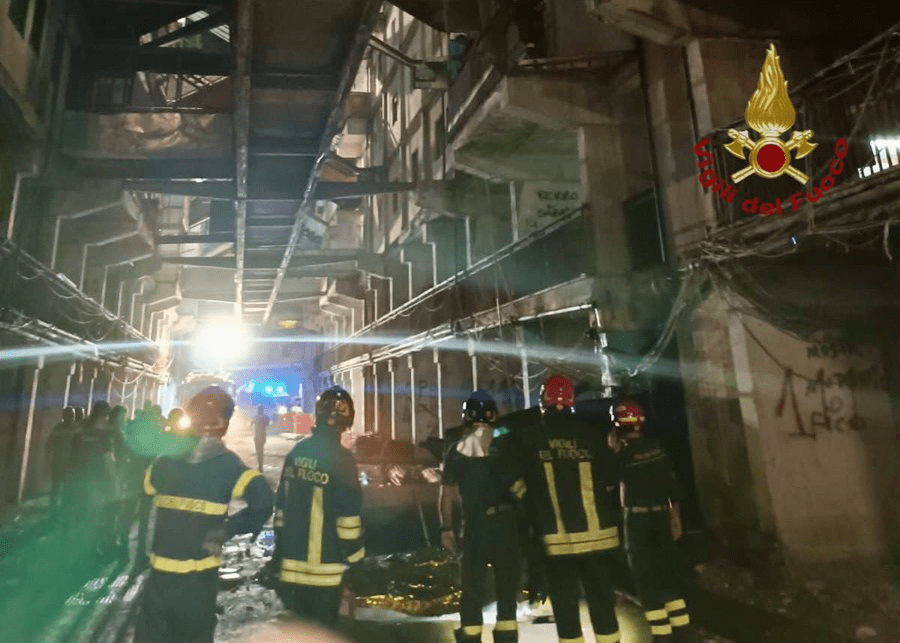 Napoli, si aggrava il bilancio del crollo del ballatoio nella Vela Celeste di Scampia: due morti e 13 feriti tra cui sette bambini