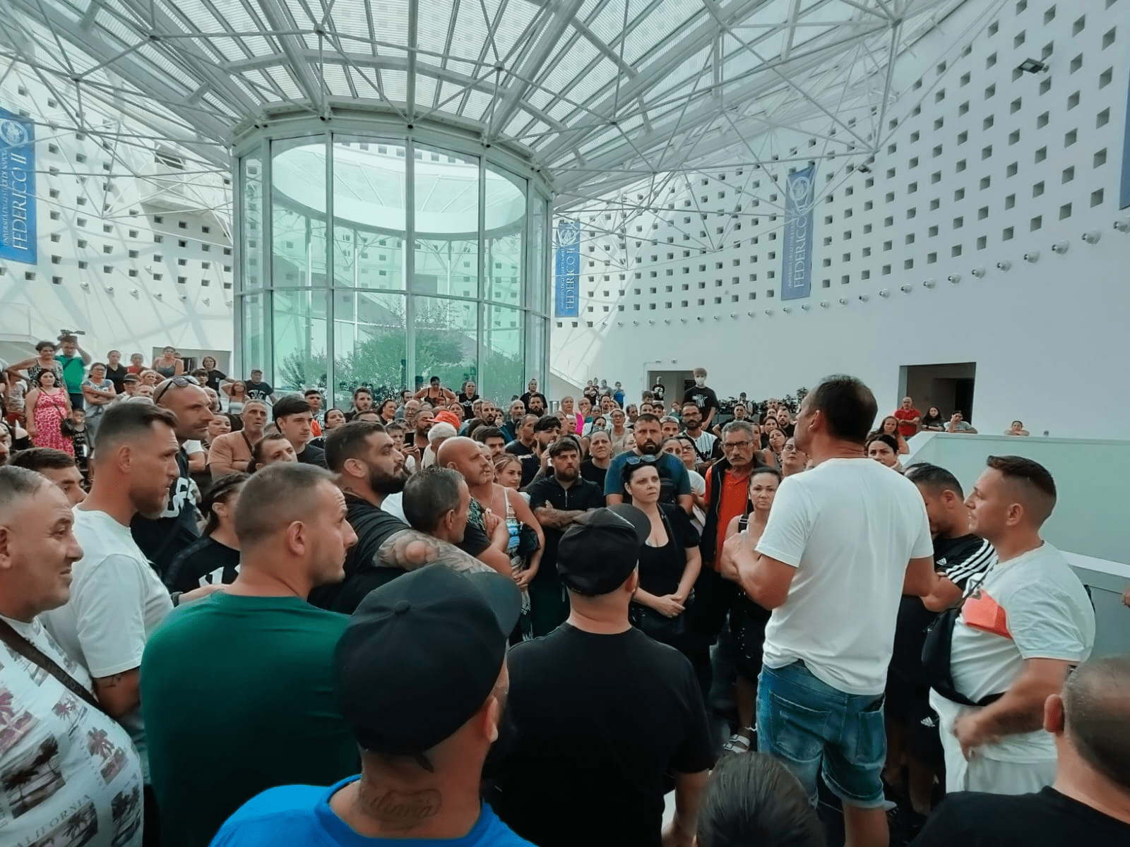 Napoli, 400 sfollati dalla Vela Celeste di Scampia trovano riparo nel palazzo dell’Università