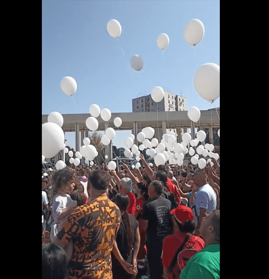 Scampia: in volo centinaia di palloncini bianchi per Roberto, Patrizia e Margherita