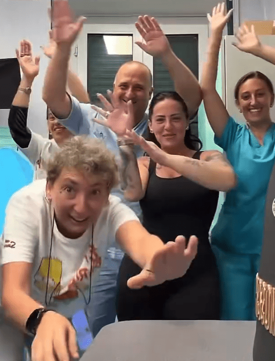 Ischia, bufera sull’ospedale Rizzoli: medici e infermieri ballano in reparto con una nota tiktoker napoletana
