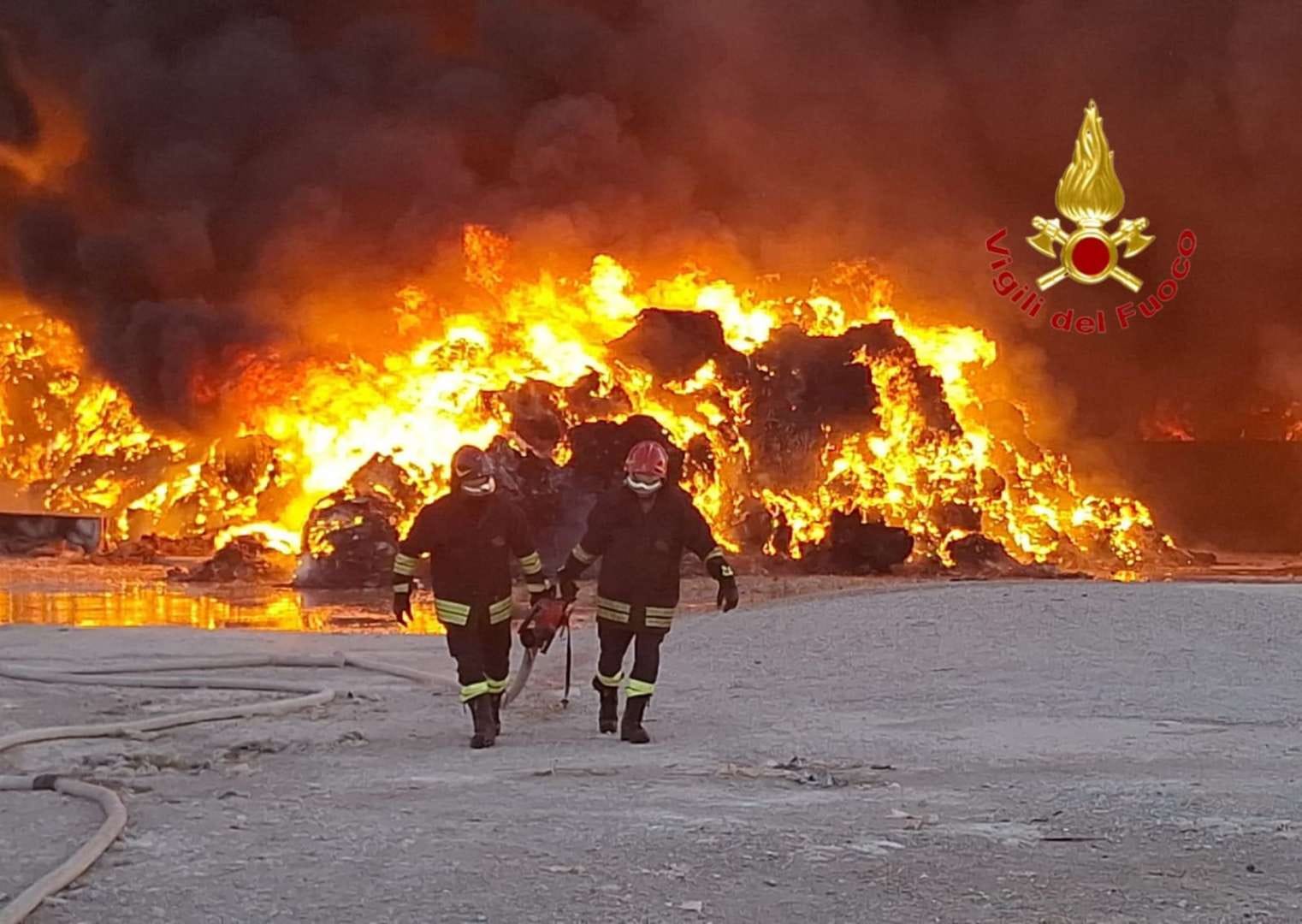 Persano, Salerno: bruciano 60 mila tonnellate di rifiuti che ci ha rimandato indietro la Tunisia