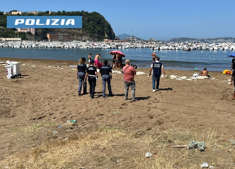 Napoli, blitz forze di polizia a Coroglio: scoperto lido abusivo. Sequestrati ombrelloni e lettini