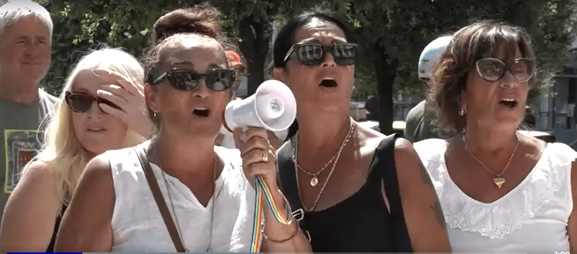 Napoli, in piazza i gestori dei 19 chioschi di Mergellina: “non siamo delinquenti e abusivi. Riaprite le nostre attività”