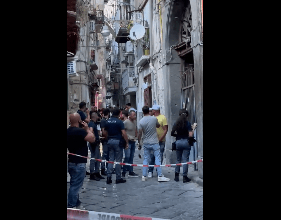 Crolla solaio nel rione Forcella a Napoli: tre feriti, evacuate 8 famiglie