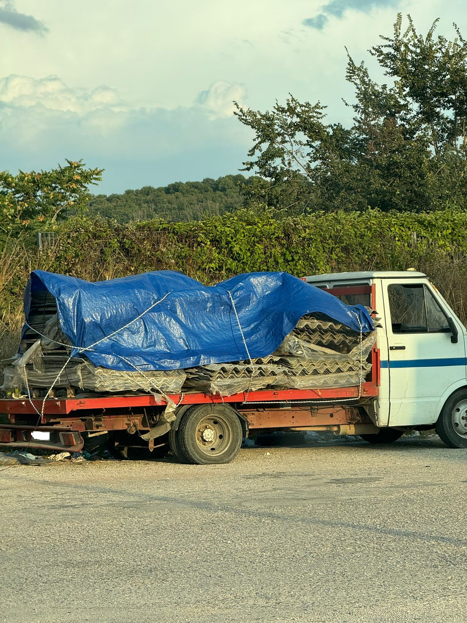 Napoli, sequestrato a Pianura autocarro con un carico di 400 chili di lastre in amianto