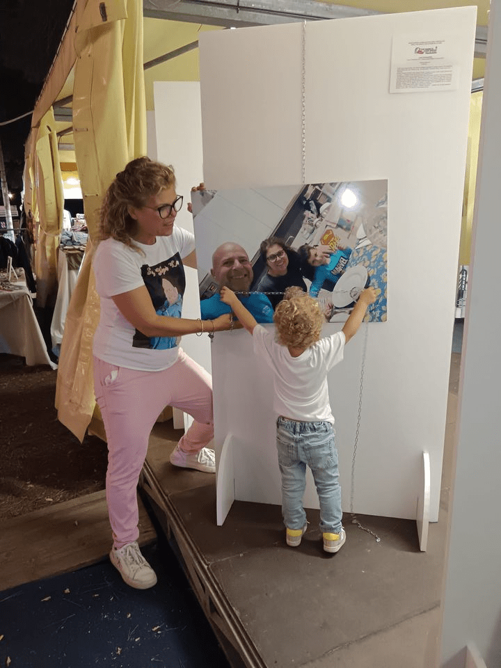 Viola, 2 anni vede la foto del padre morto sul lavoro e abbraccia l’immagine