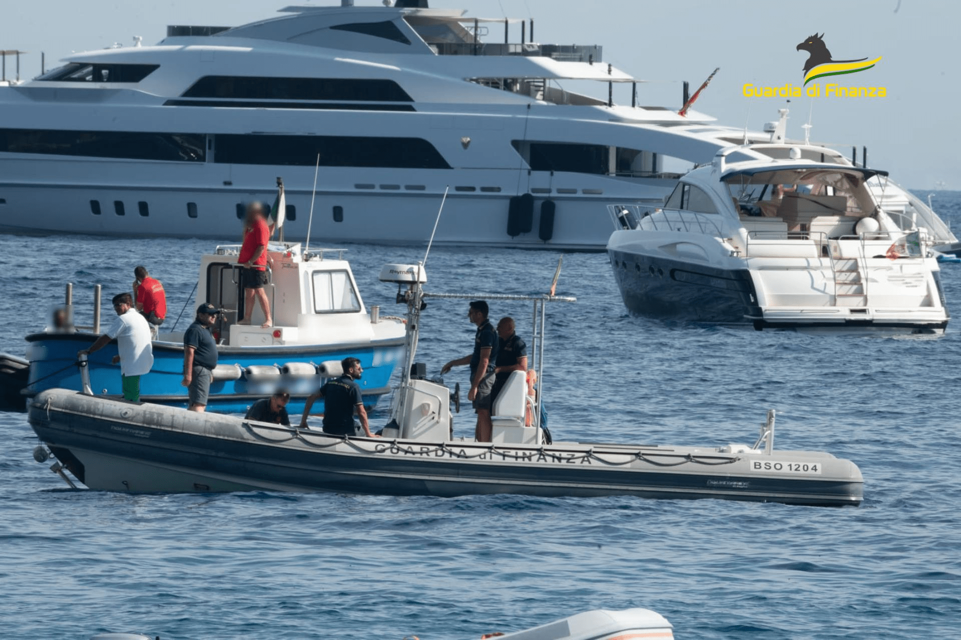 Capri, blitz della Guardia Costiera e Finanza: rimosse boe e gavitelli