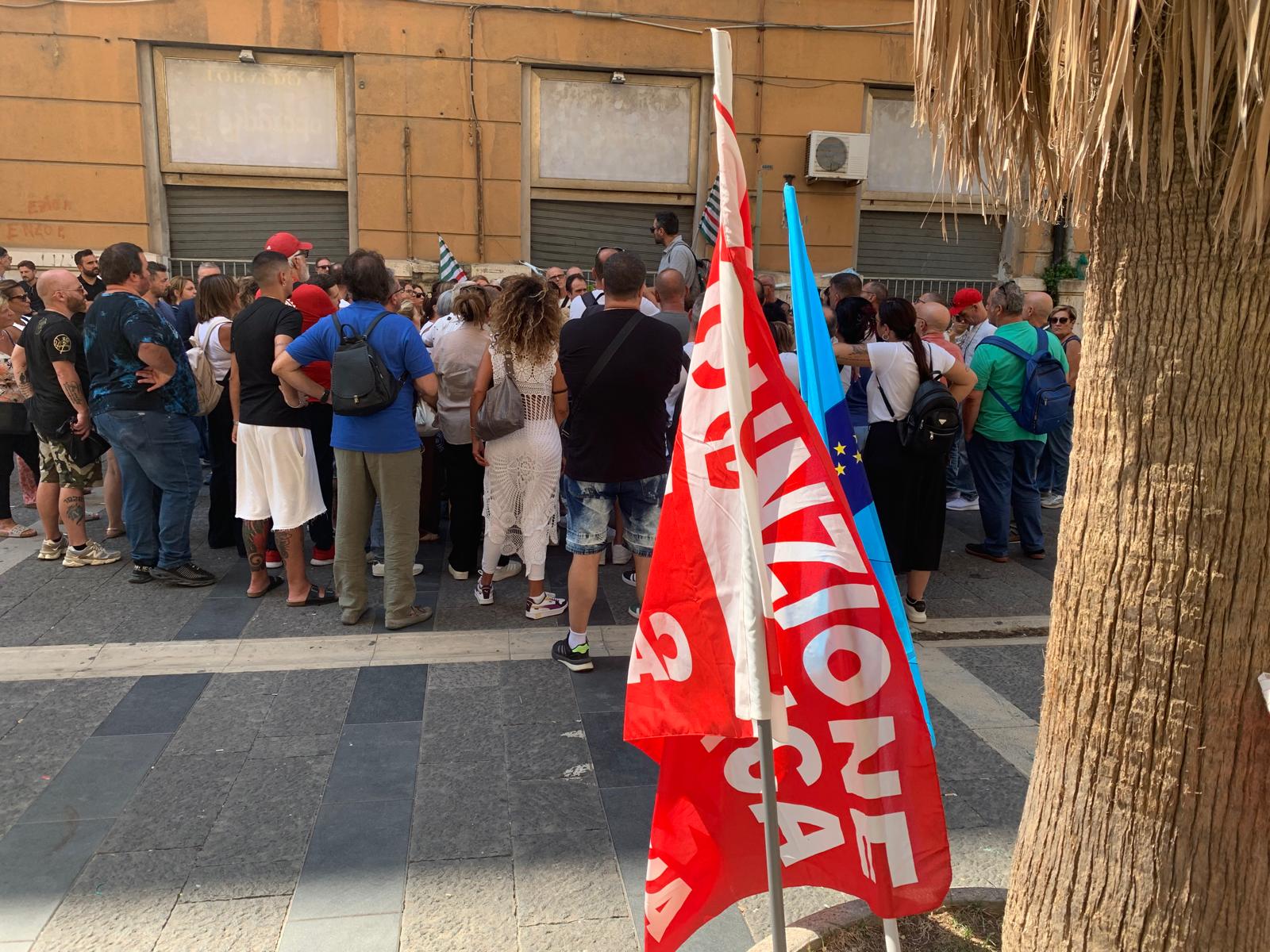 Napoli, gli operatori socio sanitari manifestano davanti alla sede del governo regionale: “fermare i licenziamenti e trovare una soluzione”
