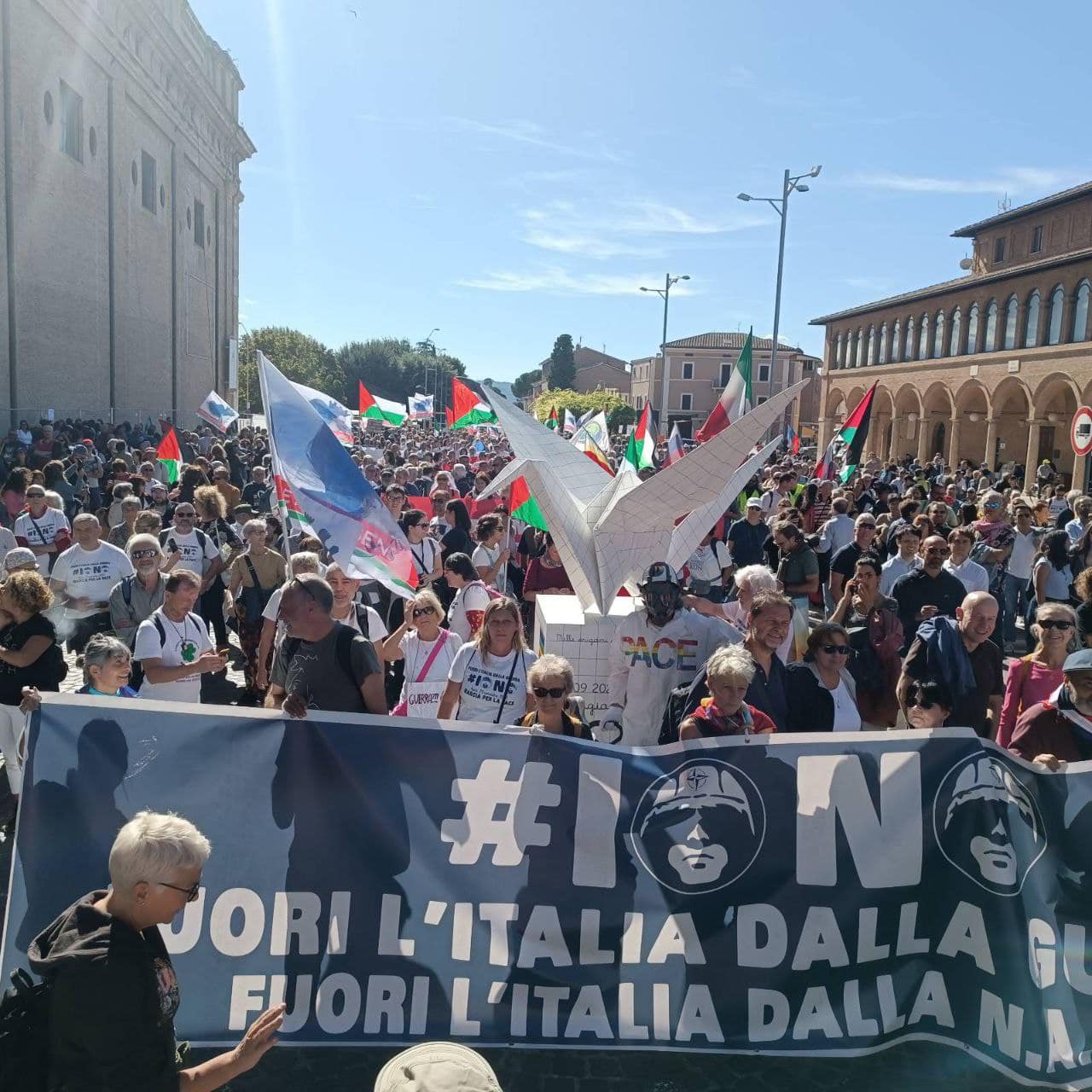 Assisi: 3 mila in marcia contro le guerre, la Nato e il sionismo (foto)