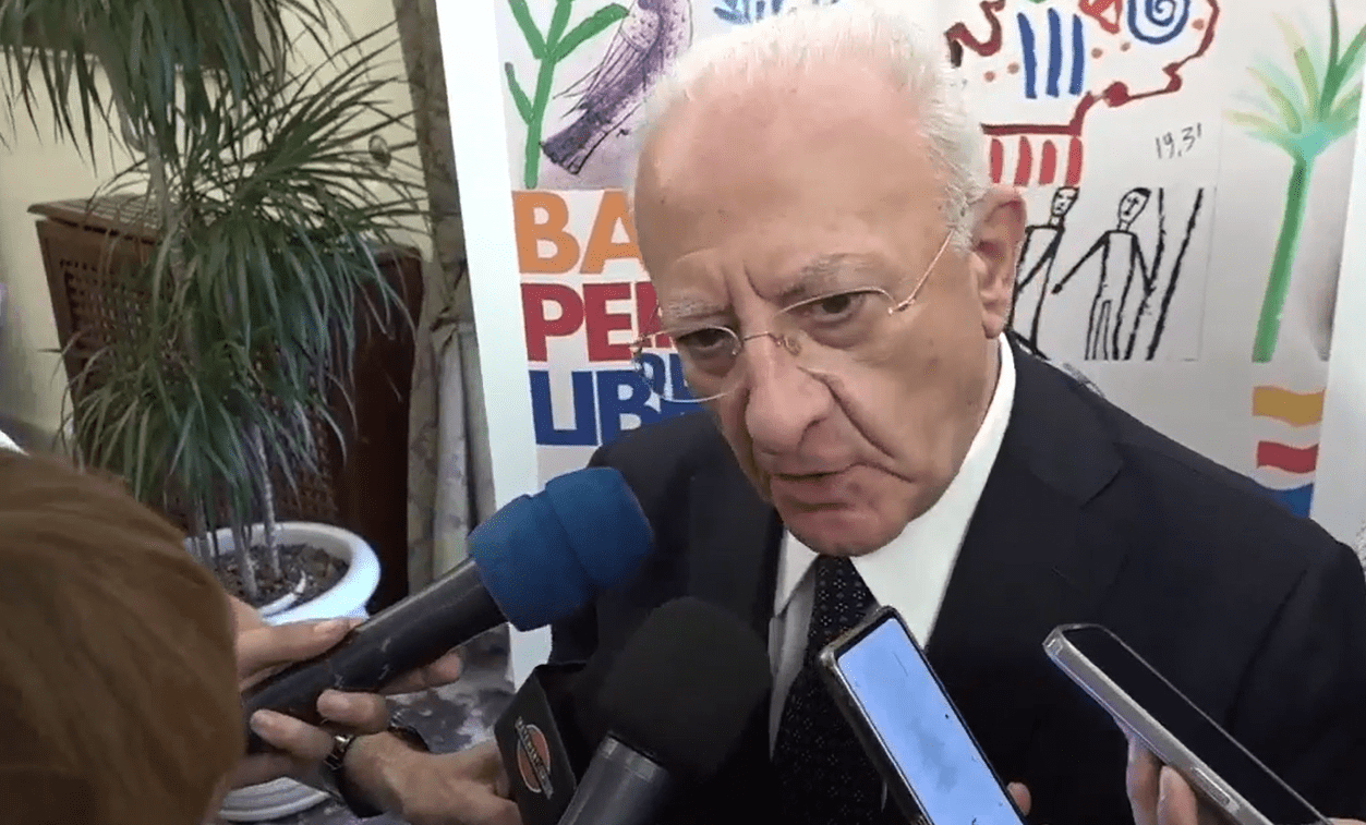Campania, De Luca sull’occupazione militare israeliana: “A Gaza è in corso un genocidio attuato da un criminale che si chiama Netanyahu”