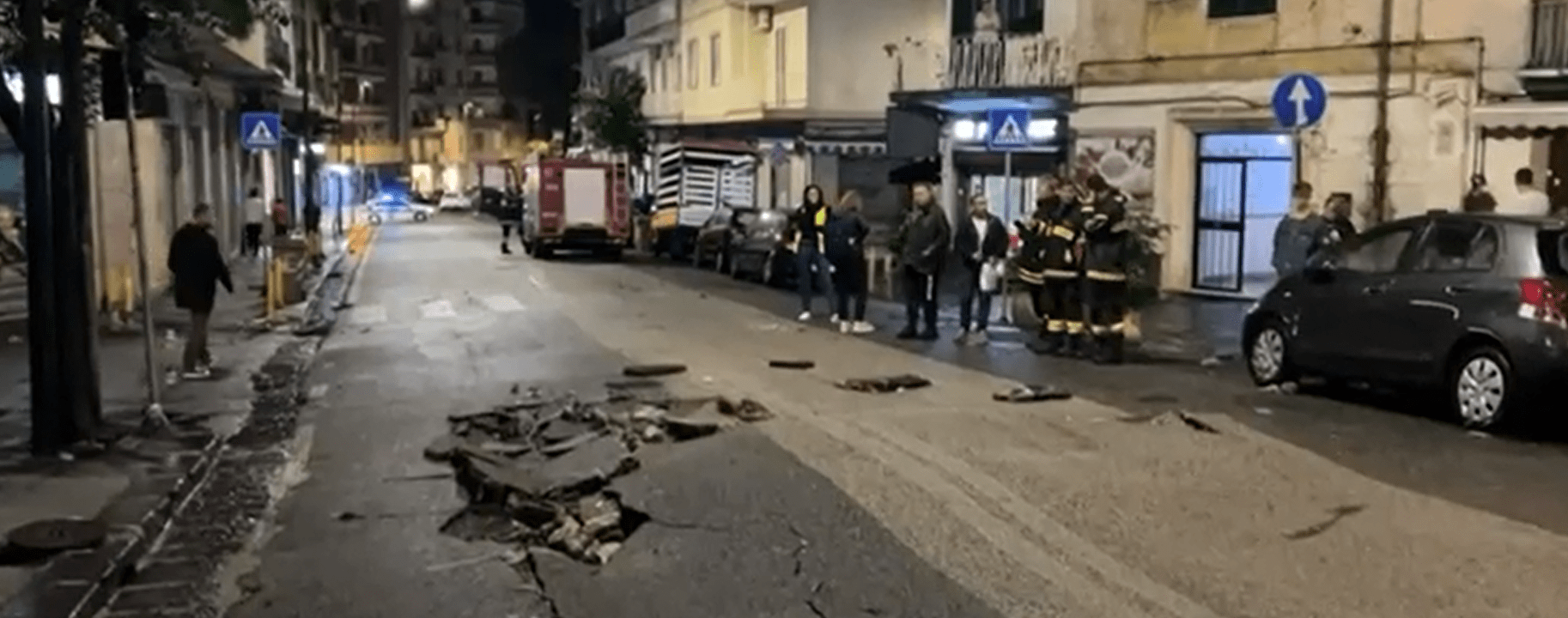 Napoli, si solleva il manto stradale in via Pietro Castellino: i tombini erano coperti