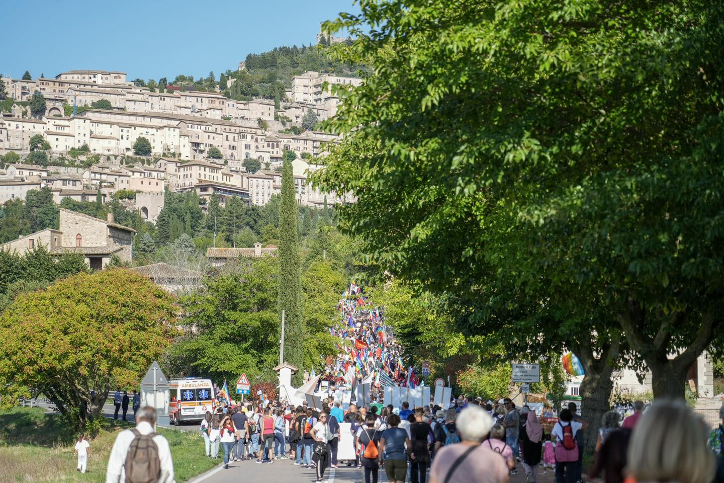 In 3 mila in marcia da Perugia ad Assisi: “Prima di tutto la pace”