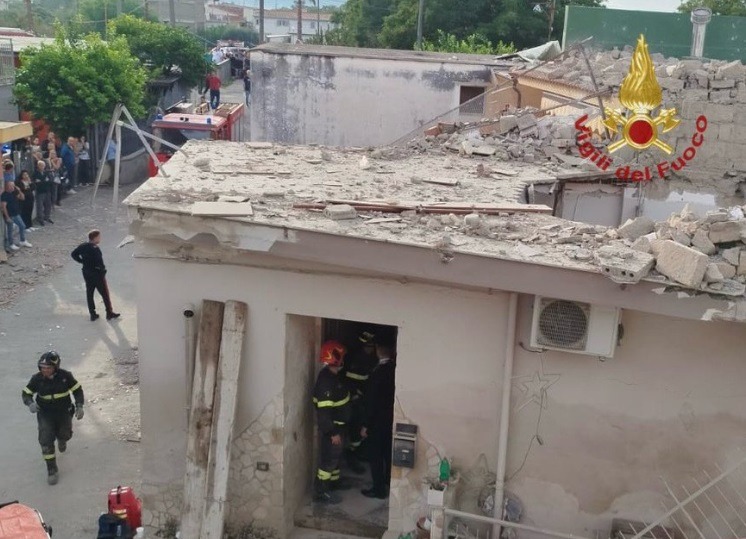 La tragedia di Saviano(Napoli): crolla una palazzina, 7 persone sotto le macerie, morti 2 bambini
