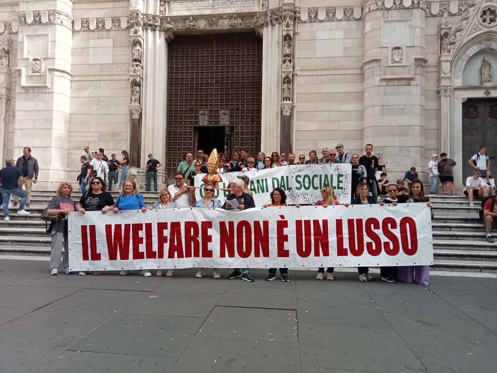 Napoli, oggi i lavoratori Gesco davanti al Duomo