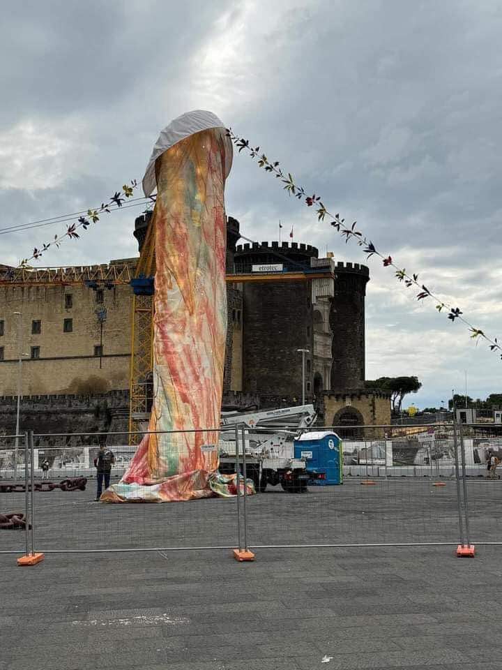 Napoli, il sindaco Manfredi difende l’opera fallica in piazza Municipio: “l’arte deve fare discutere”
