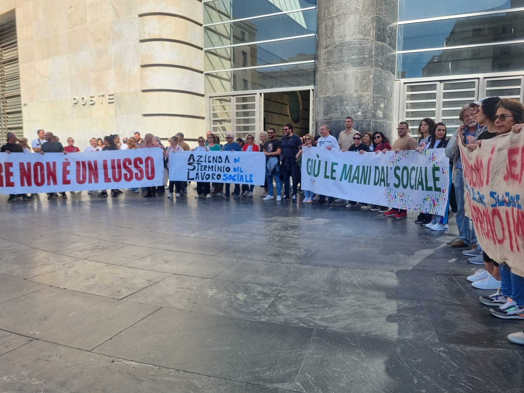Napoli, i 300 operatori socio-sanitari Gesco occupano la Posta Centrale e scrivono a Mattarella