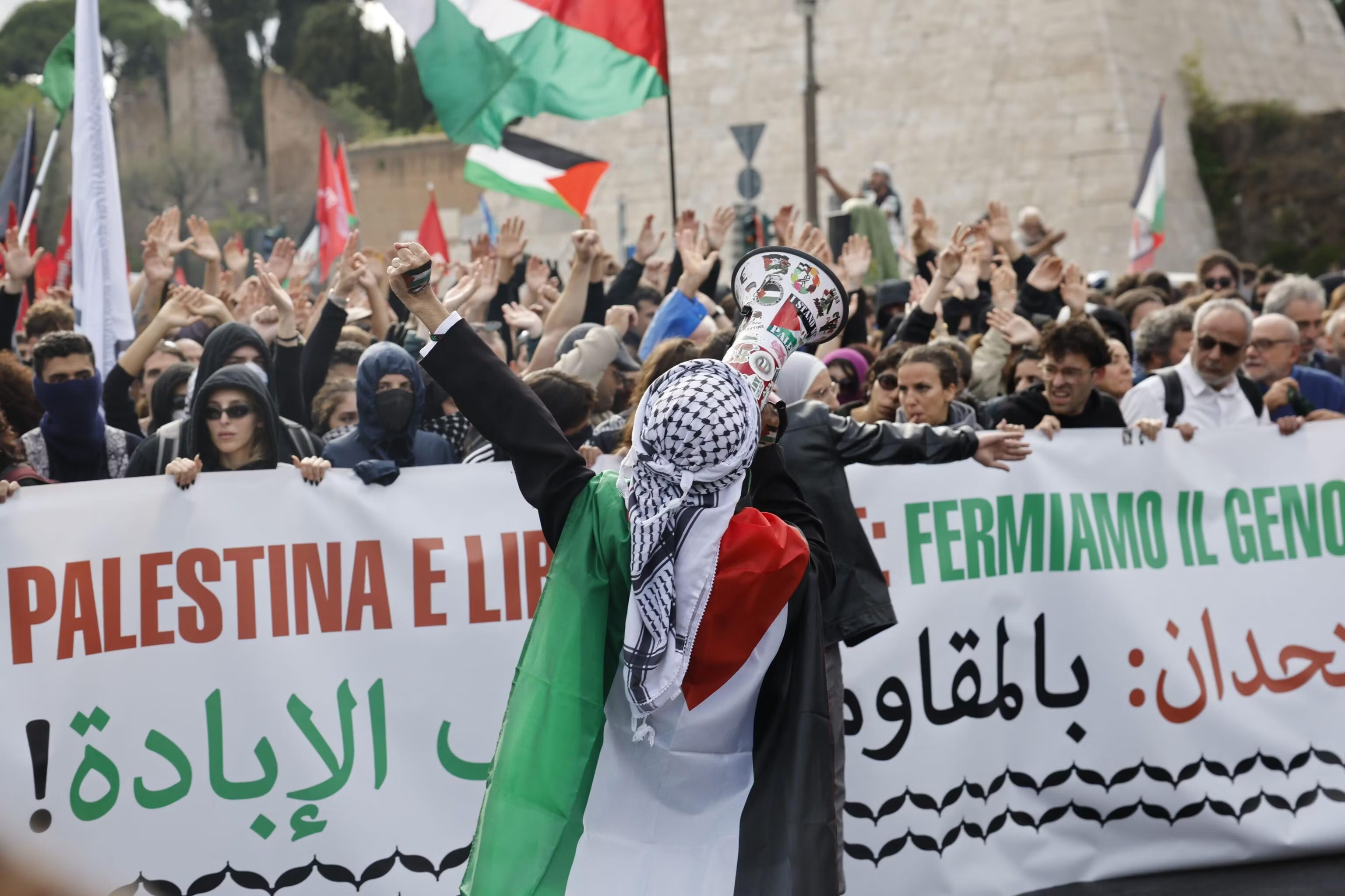 Roma, 7 mila persone al presidio di lotta in piazza Ostiense: “Palestina e Libano uniti: fermiamo il genocidio con la resistenza”