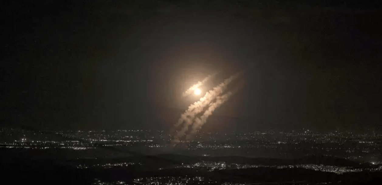 L’Iran si difende, dichiara lo stato di guerra e lancia 200 missili su Israele