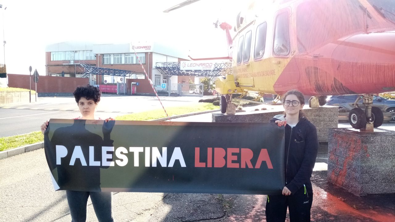 Varese, attiviste lanciano pittura rossa contro elicottero della Leonardo: “la fabbrica d’armi fa affari con Israele”