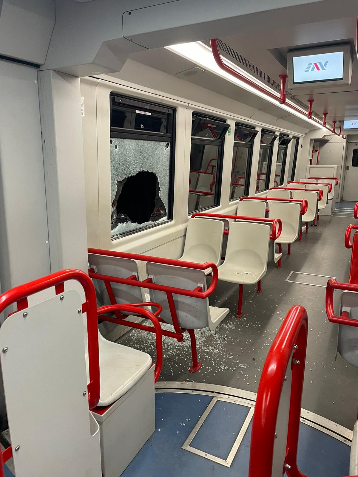 Napoli, la Circumvesuviana non c’è più: mancano i treni e la ferrovia è vecchia. Pendolari inferociti picchiano un capotreno
