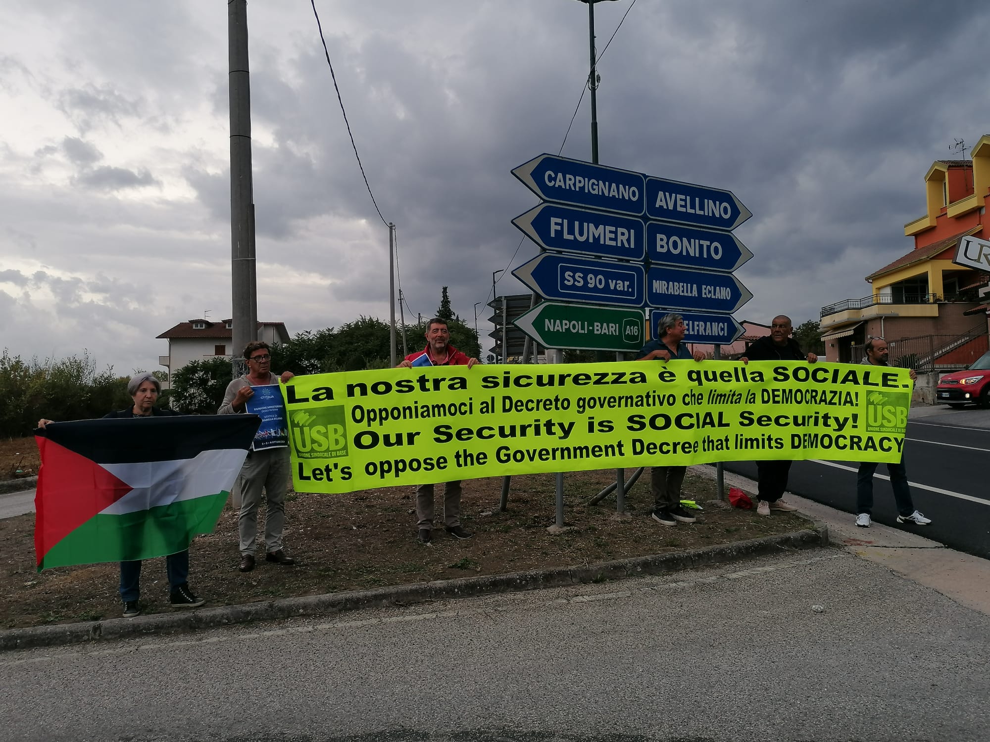 Avellino, uno striscione del sindacalismo militante dedicato al G7: “l’unica sicurezza a cui ambiamo è quella sociale”