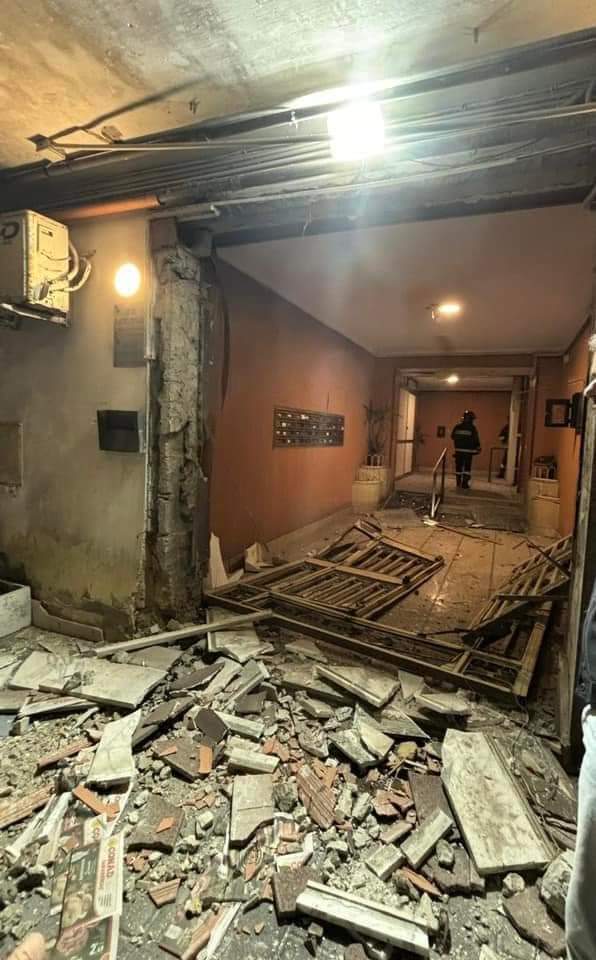 Napoli, paura a Pianura: forte esplosione manda in frantumi l’ingresso di una palazzina