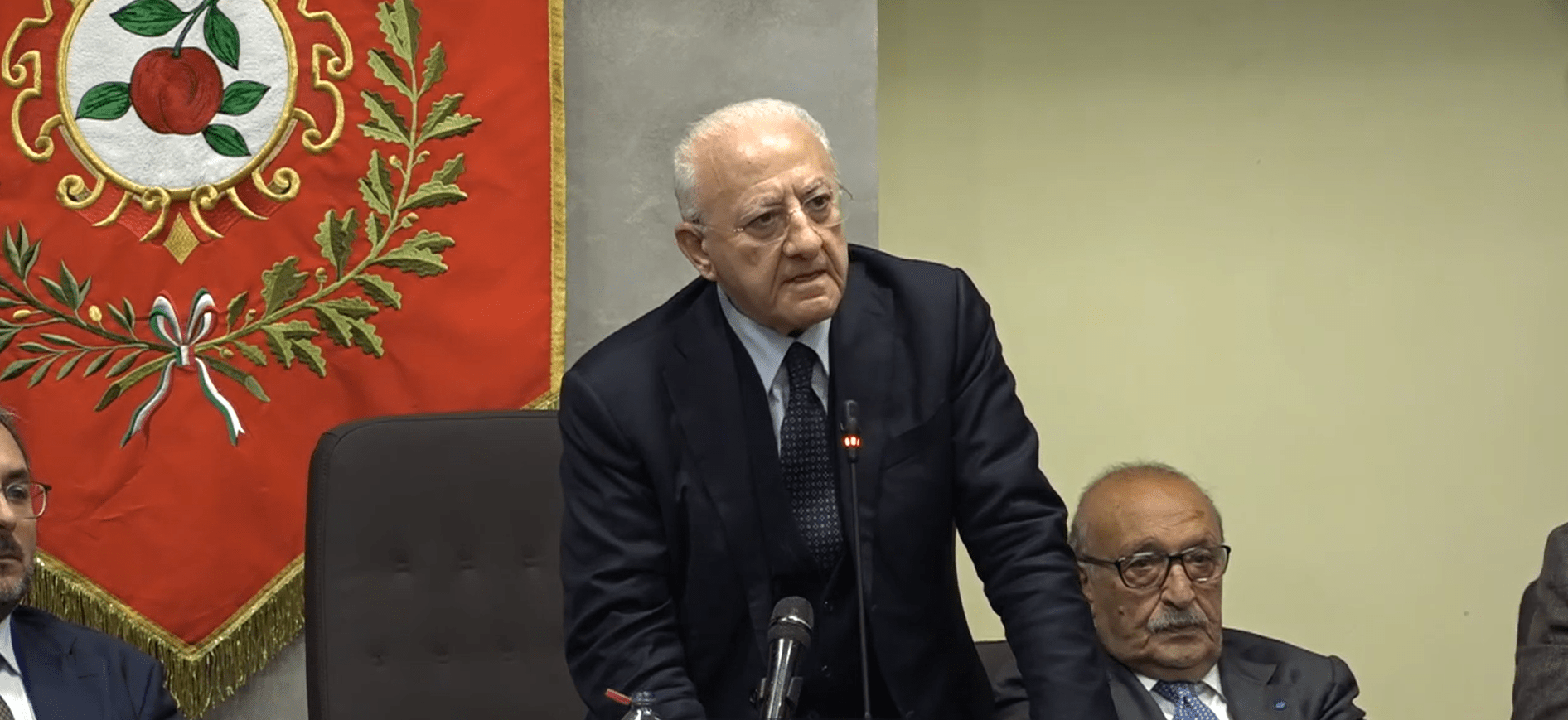 De Luca al Festival dell’Avanti omaggia Bettino Craxi, la resistenza palestinese e lancia un messaggio alla Schlein: “Non decidete a Roma il destino della Campania”