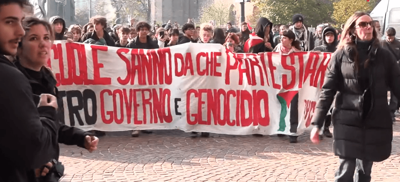 Studenti in piazza in 30 città italiane: “soldi alla scuola e non alla guerra”
