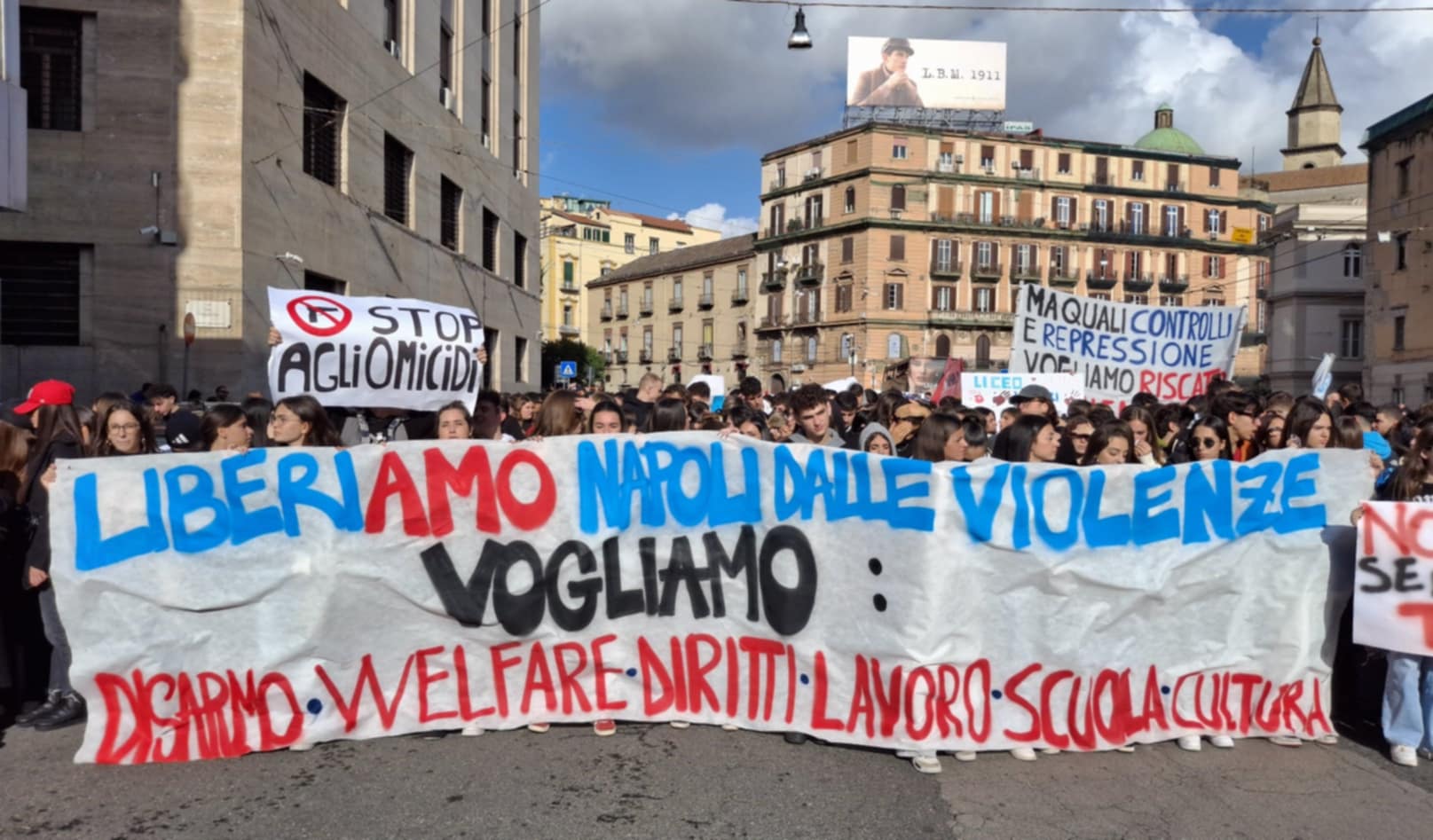 Napoli, 5 mila giovani in corteo: “la violenza si spezza con la cultura, i diritti e il lavoro”