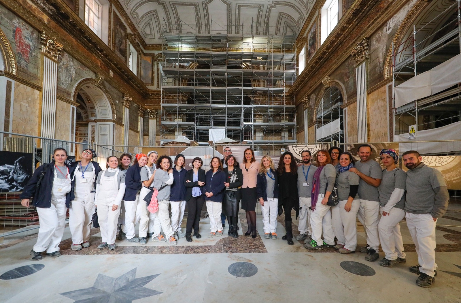 Napoli, Palazzo Reale, da oggi lo splendore dello Scalone e il lavoro dei restauratori in una mostra