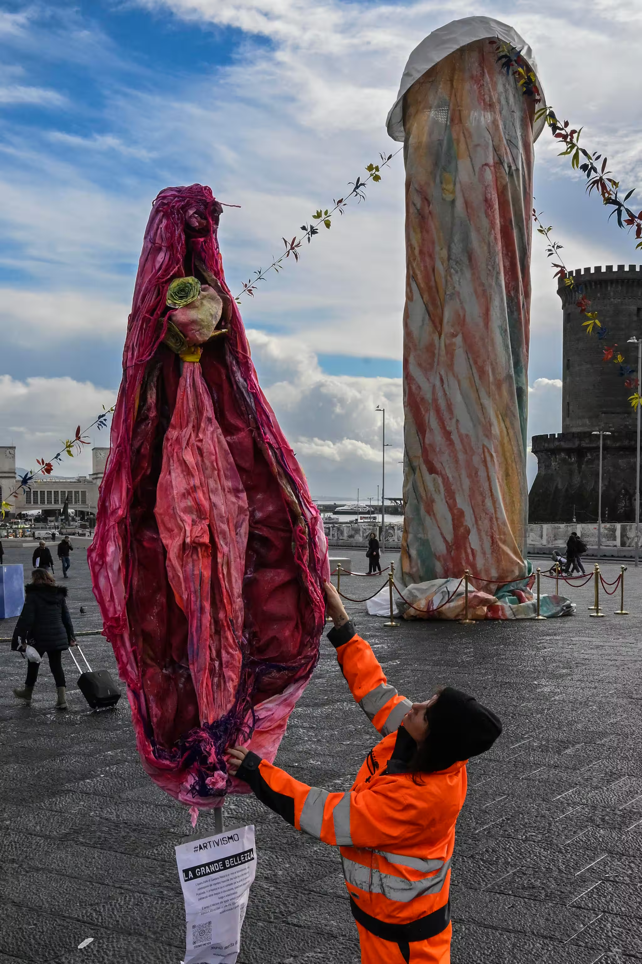 Napoli, il sindaco Manfredi difende la “vagina” installata in piazza Municipio