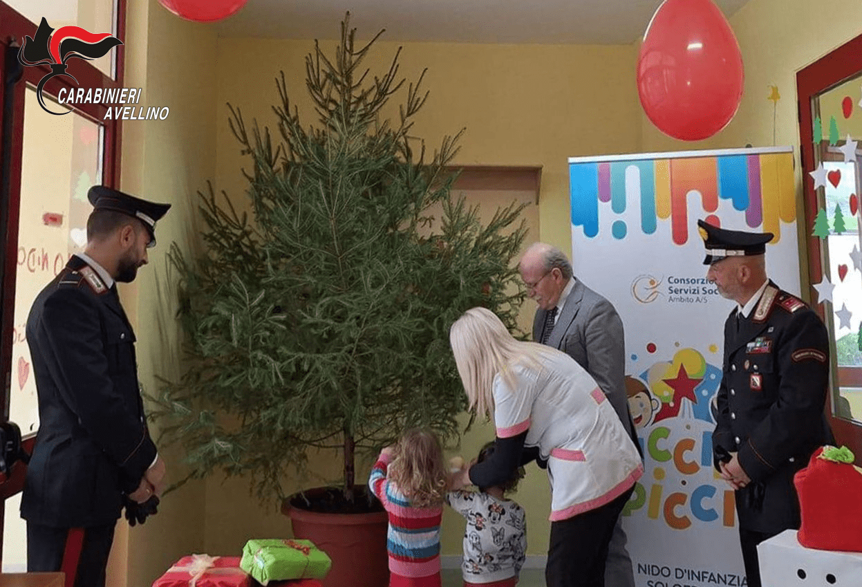 Solofra, Avellino: i Carabinieri addobbano l’albero di Natale insieme ai bambini dell’asilo nido