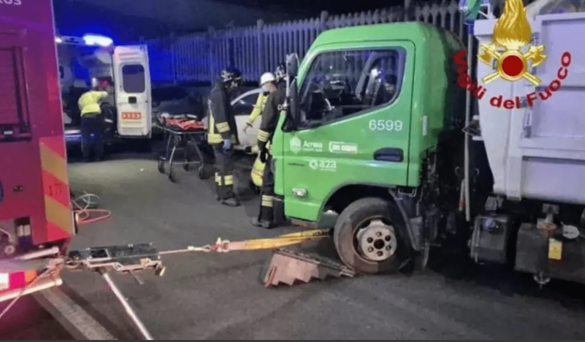 Milano, incidente sul lavoro alla vigilia di Natale: operaio Amsa muore schiacciato tra due mezzi