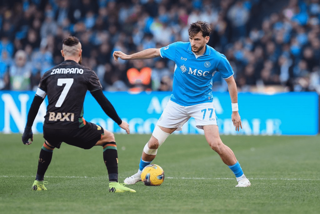 Napoli-Venezia 1-0, gli azzurri agganciano l’Atalanta in vetta alla classifica. Conte: “sembrava una partita stregata”