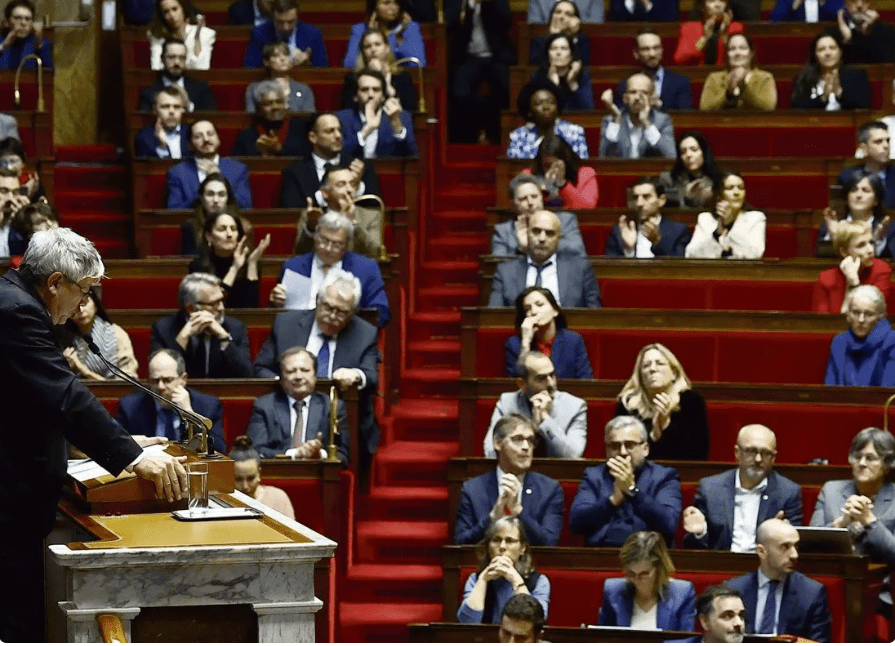Francia, sfiduciato il governo Barnier. La sinistra: “Macron dimettiti e vai via”
