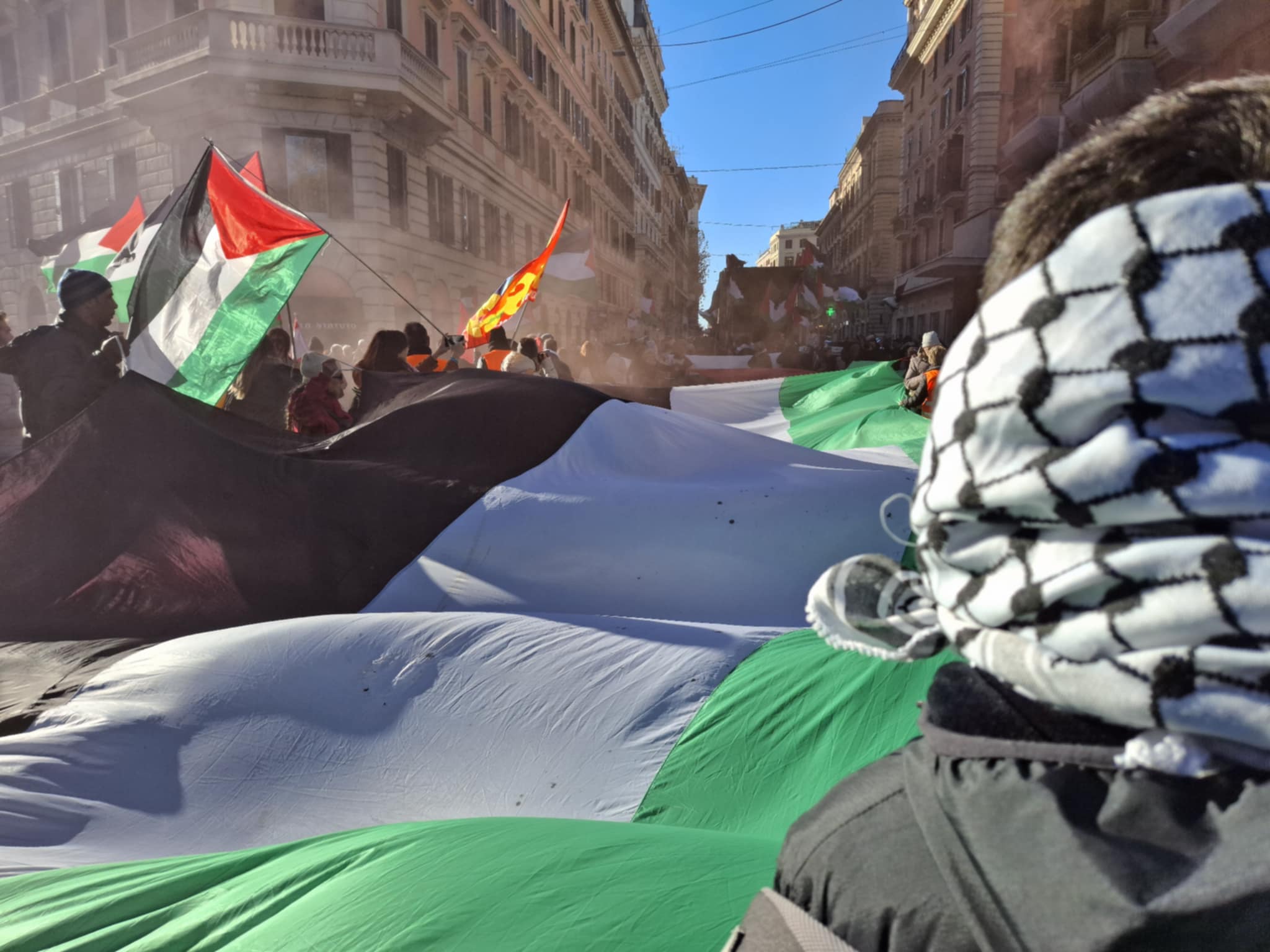 Roma, 5 mila al corteo Unione Sindacale di Base: “una nuova resistenza di migranti lavoratori operai studenti e ricercatori. Schiavi mai”