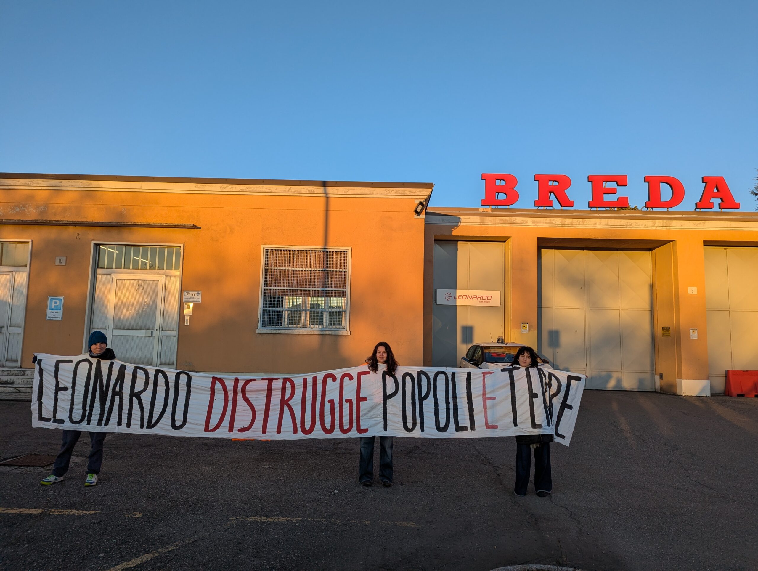 Brescia, gli attivisti di Ultima Generazione bloccano ingresso della Leonardo: “fabbrica che distrugge popoli e terre”