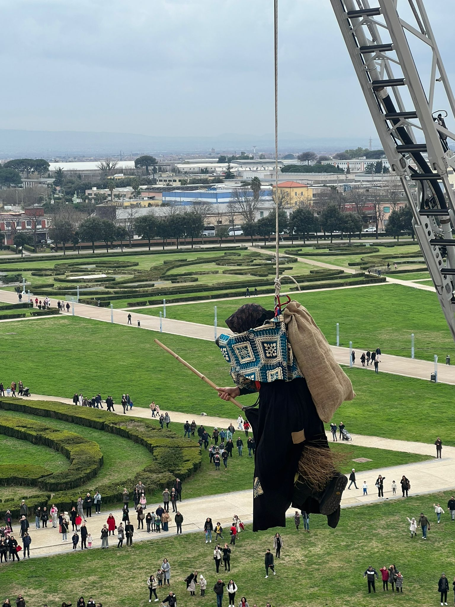 Caserta, la “discesa” della Befana dalla Reggia