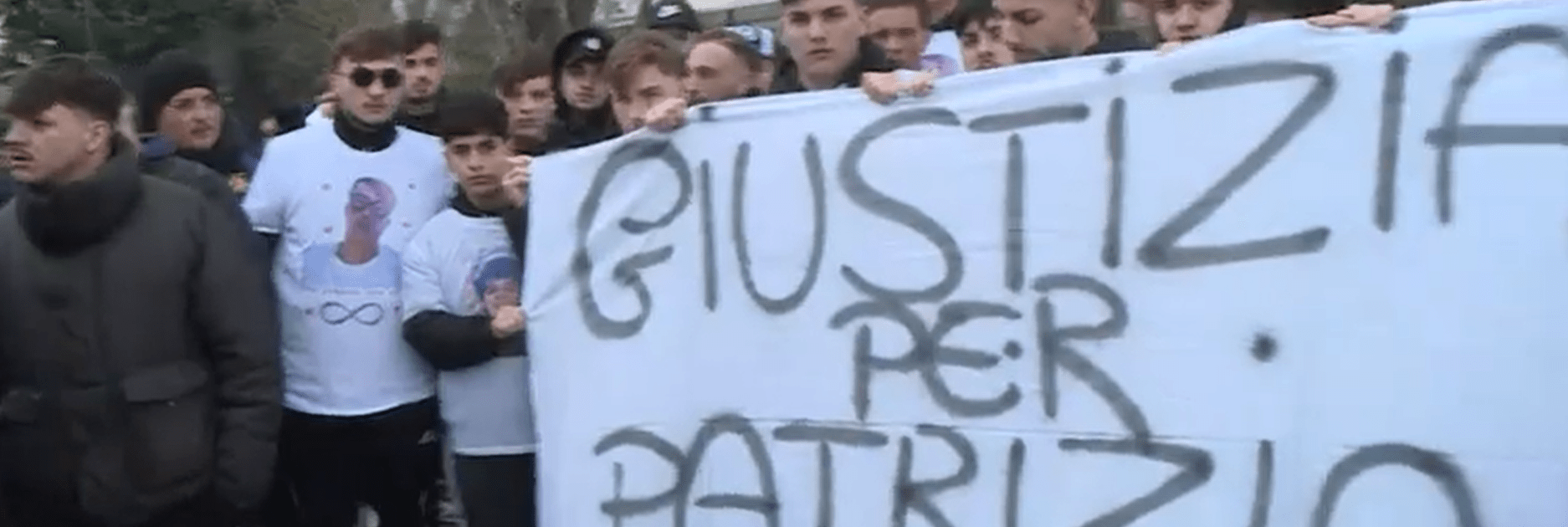 Napoli: istituzioni e sindacati assenti ai  funerali di Patrizio, il tirocinante 19enne morto in fabbrica per 500 euro al mese