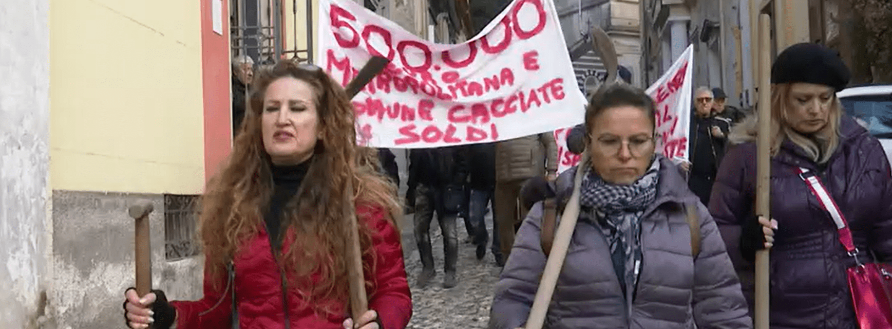 Napoli, cimitero di Poggioreale: i familiari dei defunti scavano per recuperare i corpi dei loro cari