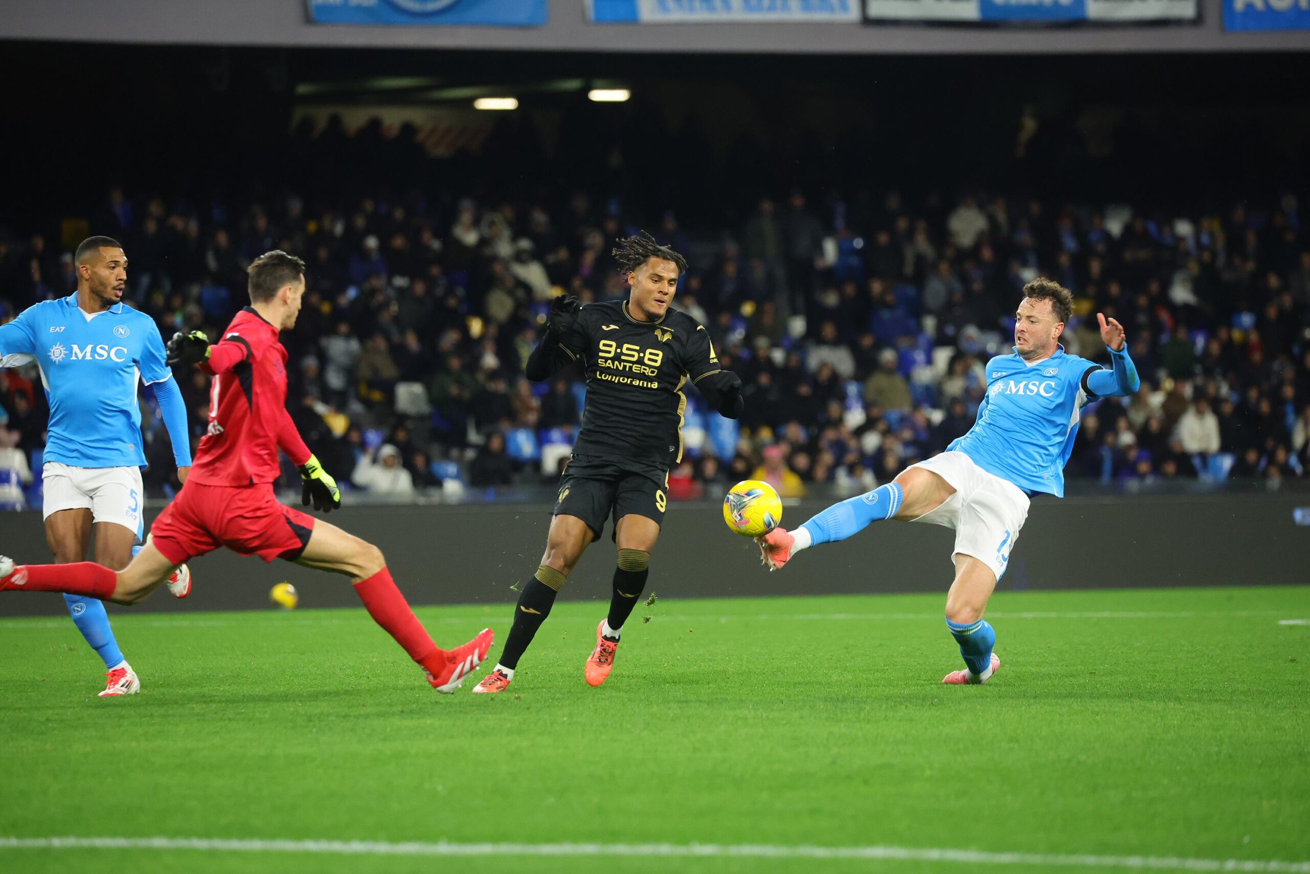 Napoli-Verona 2-0: azzurri primi in classifica a +4 sull’Inter