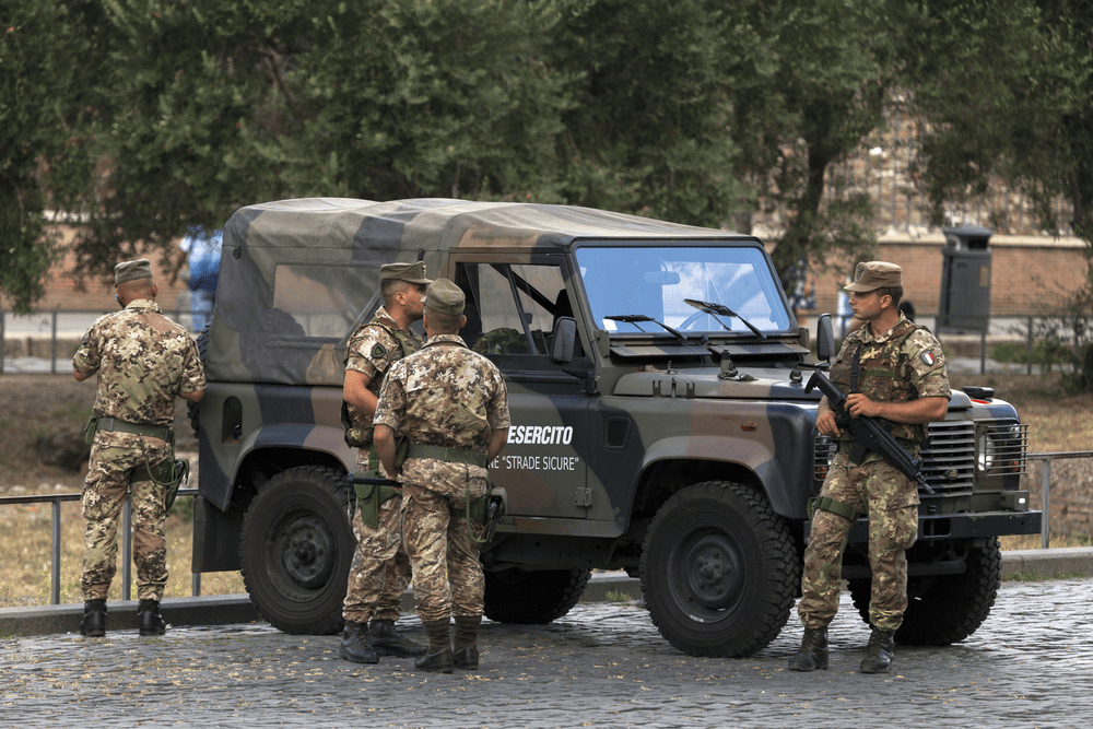 In Parlamento si accende il dibattito: I militari potrebbero ottenere poteri di perquisizione